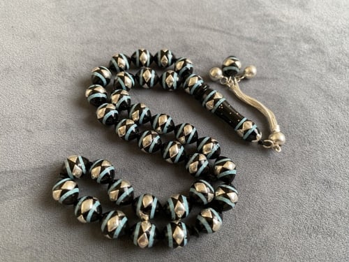 سبحة خشب كوك مطعم فضة و برادة الفيروز