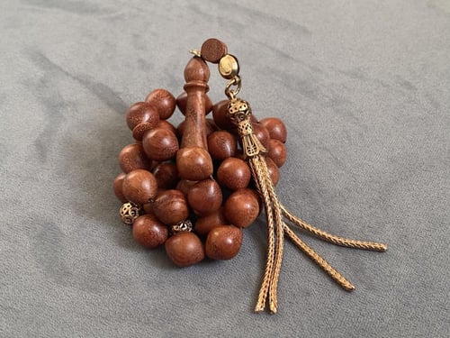 سبحة من خشب الخرّوب