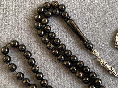 سبحة مرجان اسود(يسر) مع الفضة