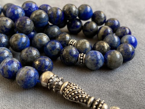 سبحة من حجر اللازورد