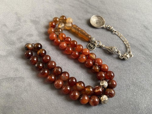 سبحة عقيق عسلي مدرّج