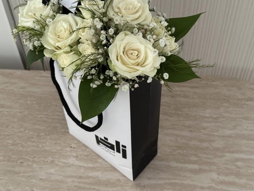 تغليف هدية مع الورد الطبيعي