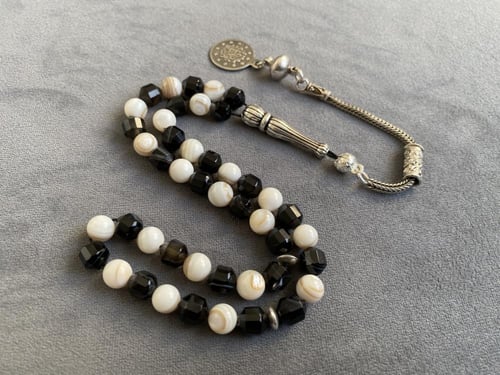 سبحة حجر عقيق أسود و صدف