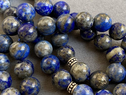 سبحة من حجر اللازورد