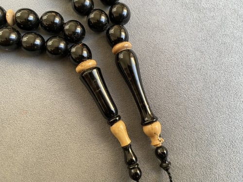 سبحة فاخرة من اليسر الأسود و الأبيض