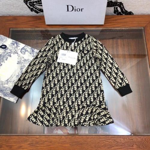 فستان ديور مزين ببروش كلمة ديور