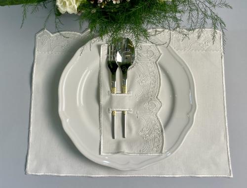 مفرش بتصميم كلاسيكي