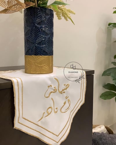 مفرش كتان اوف وايت مطرز ثلاث حواف تطريز حسب الطلب...