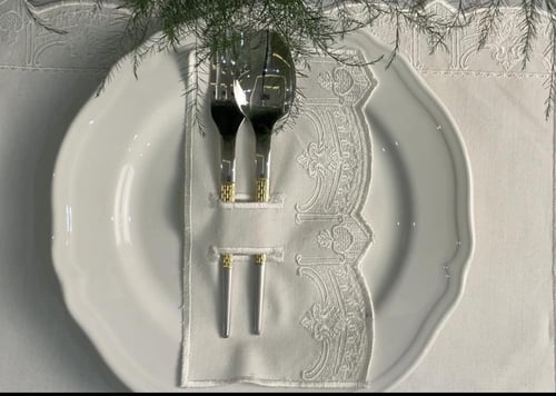 مفرش بتصميم كلاسيكي