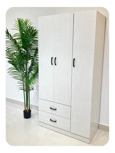دولاب ملابس ثلاثة أبواب 180*90 سم أبيض