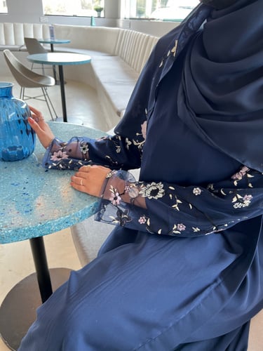 S8 لونها كحلي