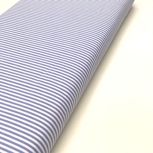 مقلم أزرق و الأرضية بيضاء