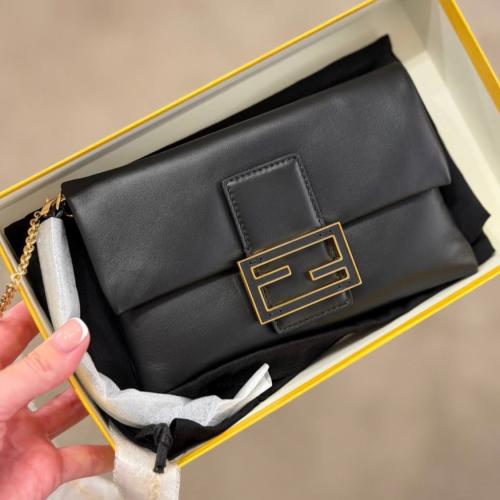 فندي باقييت محفظة مع سلسة | Fendi Cartera Mamma Baguette