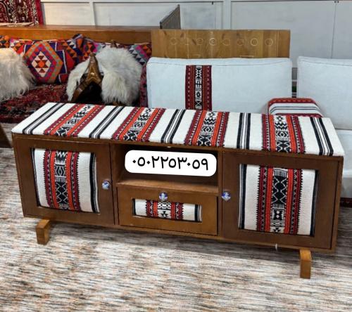 طاولة تلفزيون ملبسة قماش تراثي