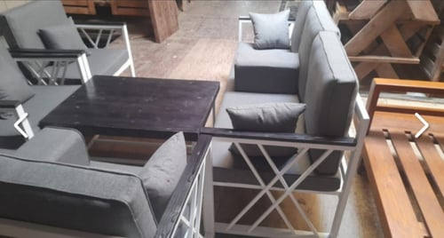 طقم جلسة حديد ملبس يدات خشب سويدي( 7 -8) أشخاص