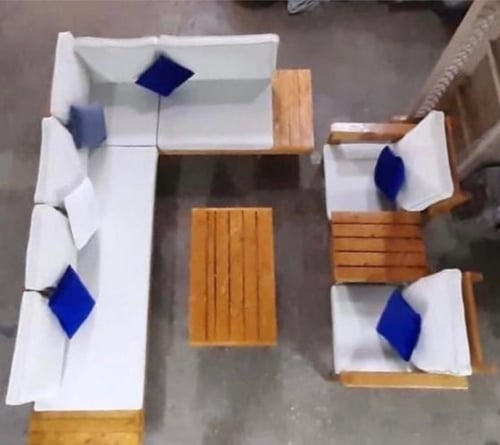 جلسة حرف L اربعة متر+٢ كرسي مفرد+طاولة كبير+طاولة...