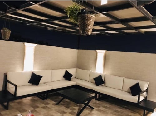 جلسة خشب سويدي حرف L ٧متر + طاولة كبير