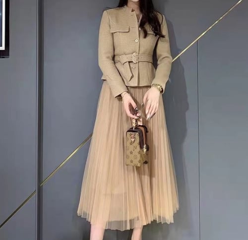 طقم معطف قصير مع تنورة كسرات بيج