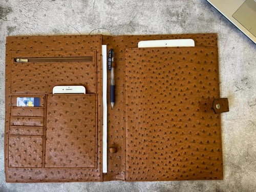 ملف جلد بني