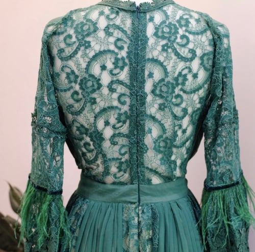 فستان اخضر شيفون اطراف الاكمام مزينة بريش النعام