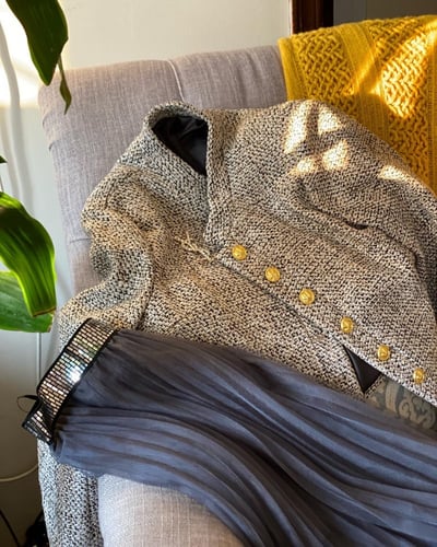 طقم جاكيت تويد رمادي مع تنورة