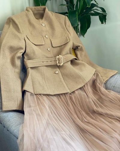 طقم معطف قصير مع تنورة كسرات بيج