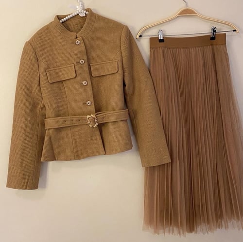 طقم معطف قصير مع تنورة كسرات بيج