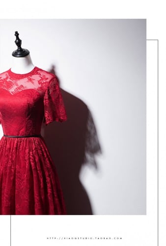 فستان احمر من الدانتيل