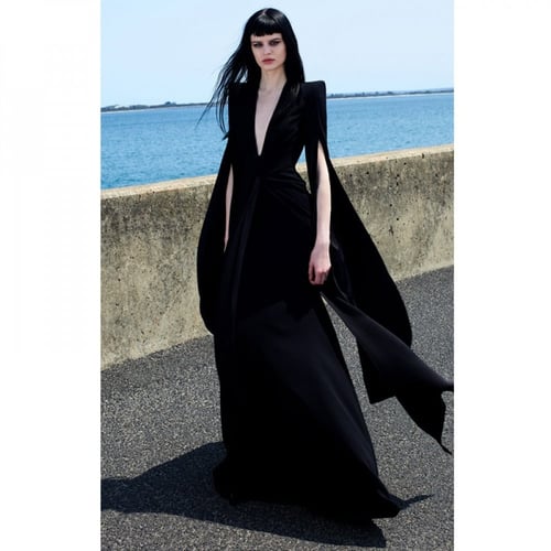 فستان اسود رقبة V