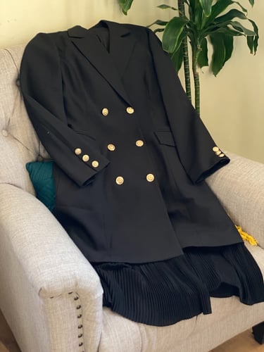 فستان اسود بكسرات شيفون