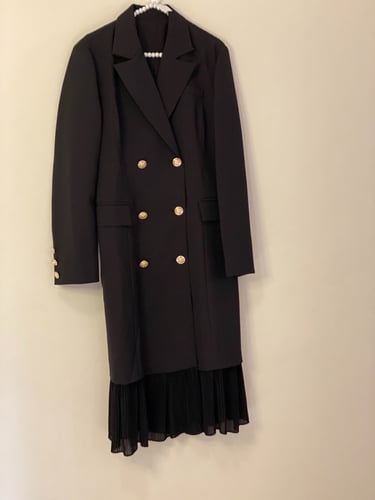 فستان اسود بكسرات شيفون