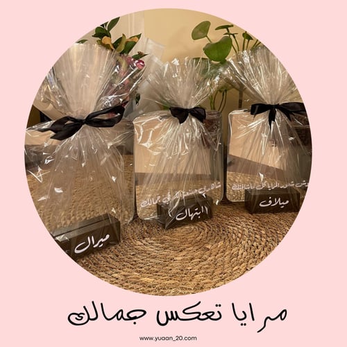 مرايا مربعة بقاعدة خشبية