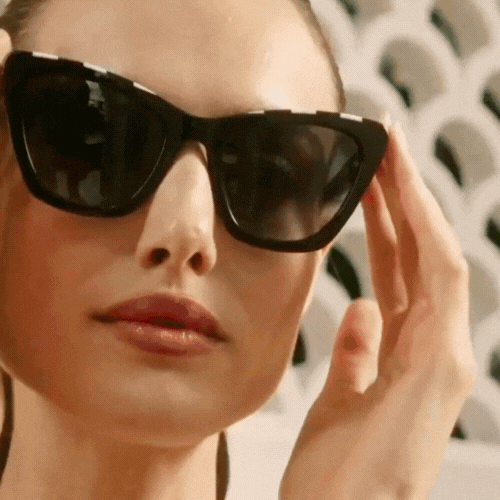 نظاره كارولينا هيريرا بعدسات رمادية | CH Carolina...