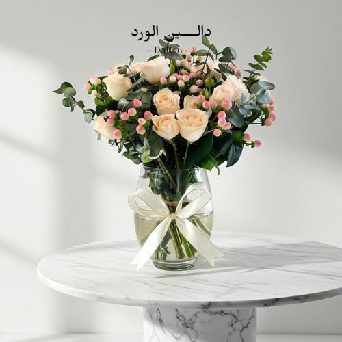 ورد جوري أنيق في فازة زجاجية