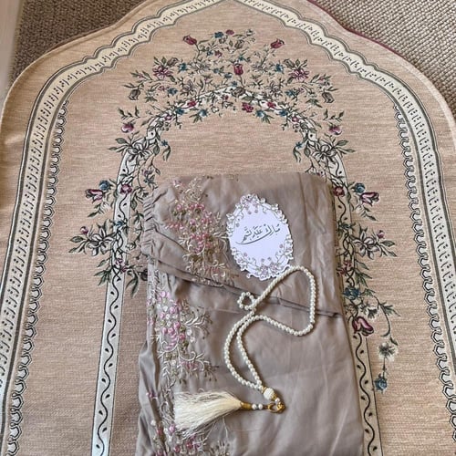 طقم صلاة (سجادة مبطنة +شرشف مطرز +مسبحة )