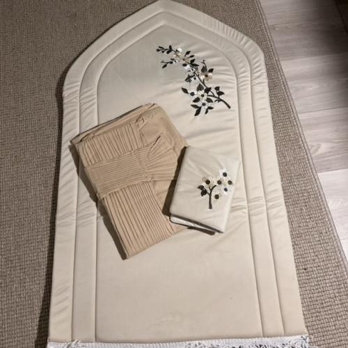 طقم صلاة (٣قطع )بتطريز ورد جوري لون بيج