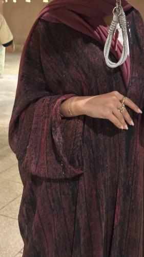 عبايه عنابي وشك واسود