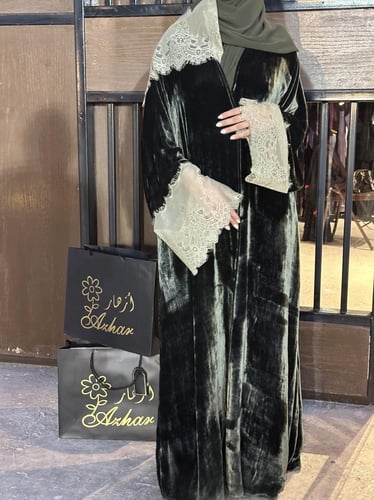 عباية مخمل حرير فرنسي ودانتيل زيتي