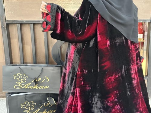 عباية مخمل مموج وكروشيه اسود واحمر