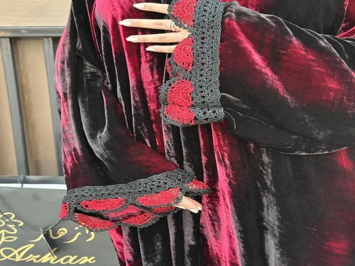 عباية مخمل مموج وكروشيه اسود واحمر