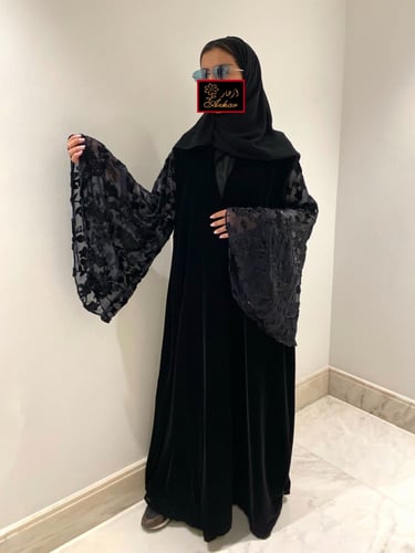 عبايه مخمل اسود مع كم مشجر اسود