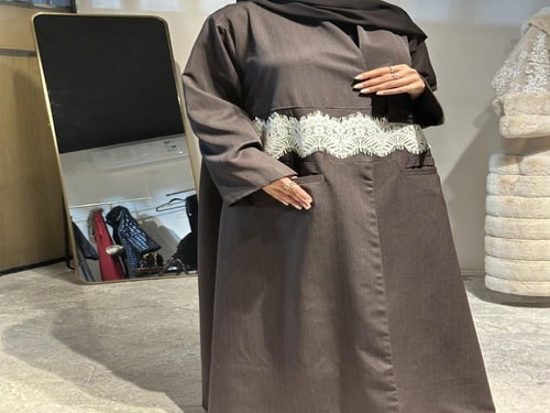 عباية رسمية باللون البني مع دانتيل