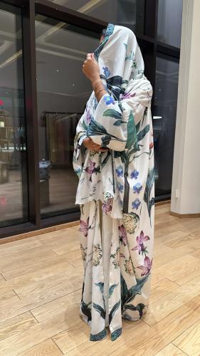 عباية موردة بيضاء