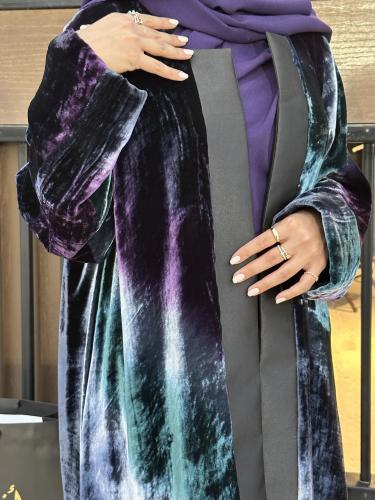 عباية مخمل مموجه بدرجات البنفسجي والاخضر
