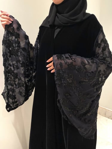 عبايه مخمل اسود مع كم مشجر اسود