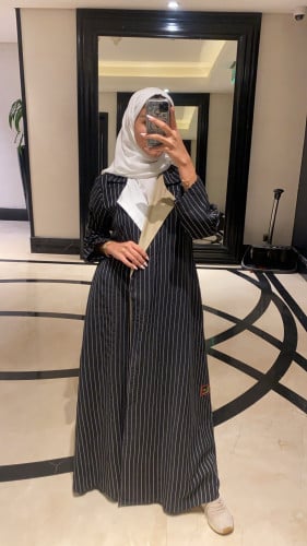 عباية رسميه اسود مخطط وياخه ابيض وبيج