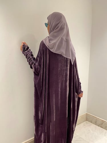 عبايه مخمل بنفسجي لؤلؤي