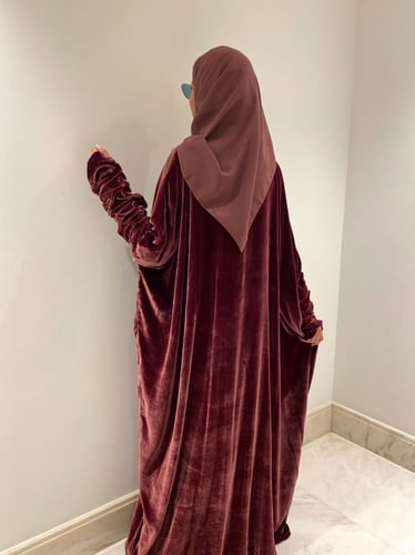 عبايه مخمل عودي