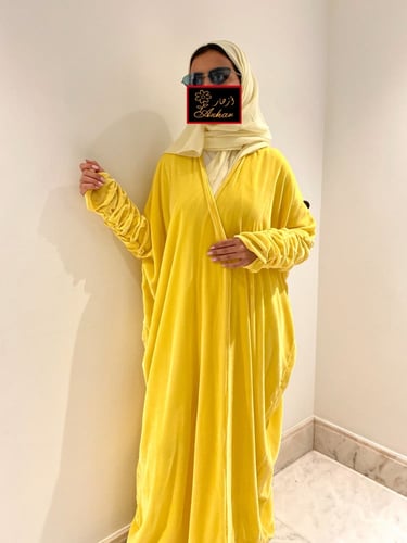 عبايه مخمل صفراء