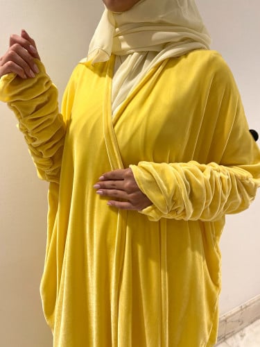 عبايه مخمل صفراء